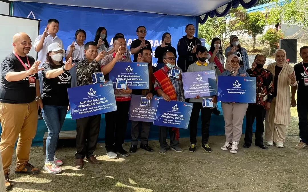 Aksi Sosial Program XL Axiata Baik Karyawan XL Axiata Berbagi dan Mengajar di Kawasan Danau Toba